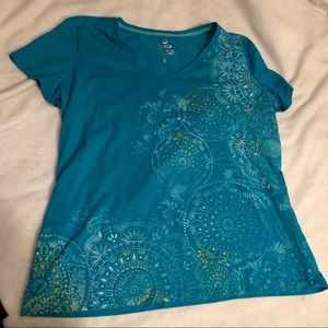 Made for life v-neck teal patterned tee, size XL
